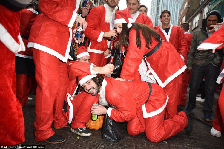 Пьяный «Santacon» в Лондоне Пьяный «Santacon» в Лондоне