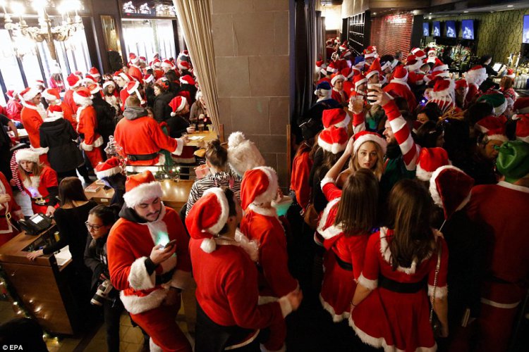 Пьяный «Santacon» в Лондоне Пьяный «Santacon» в Лондоне