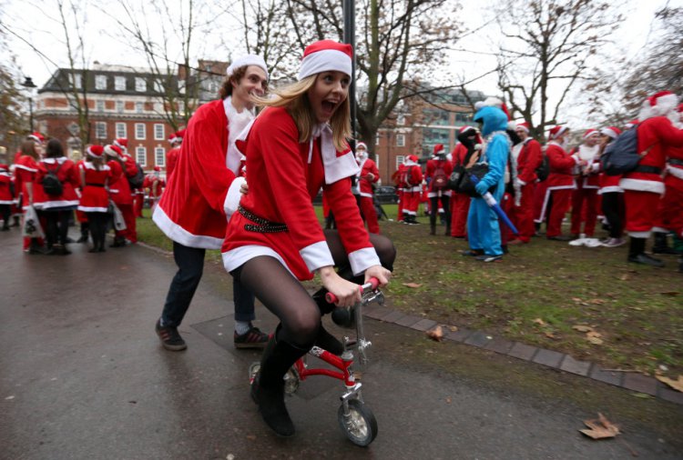Пьяный «Santacon» в Лондоне Пьяный «Santacon» в Лондоне