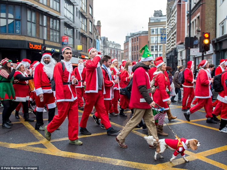 Пьяный «Santacon» в Лондоне Пьяный «Santacon» в Лондоне