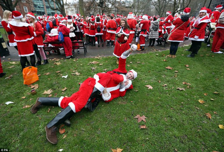 Пьяный «Santacon» в Лондоне Пьяный «Santacon» в Лондоне