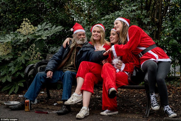 Пьяный «Santacon» в Лондоне Пьяный «Santacon» в Лондоне