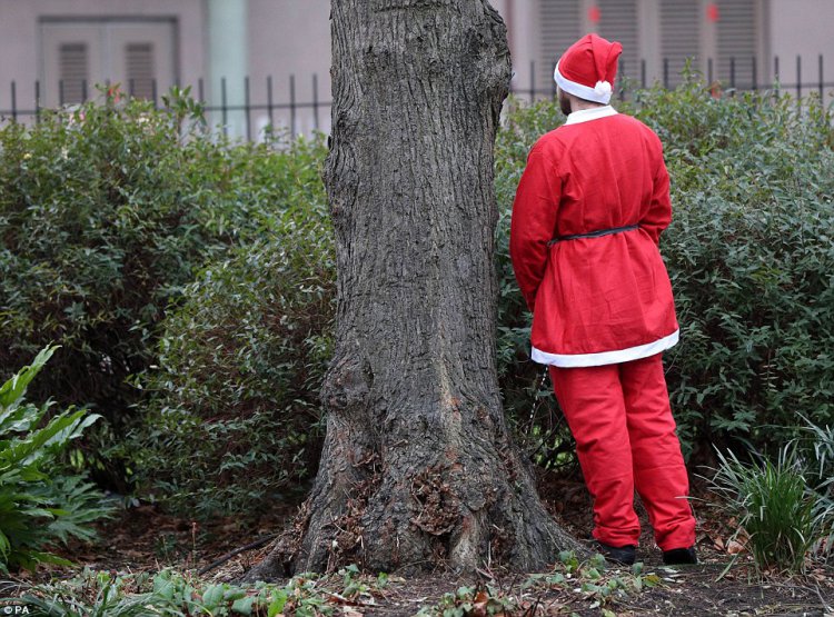 Пьяный «Santacon» в Лондоне Пьяный «Santacon» в Лондоне