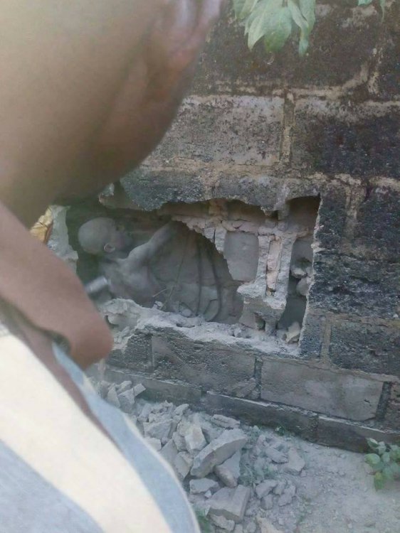 12-летнего пацана заживо замуровали в стену в Нигерии 12-летнего пацана заживо замуровали в стену в Нигерии
