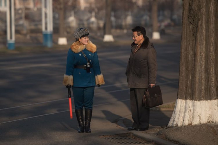 Симпатичные девушки на дорогах Северной Кореи Симпатичные девушки на дорогах Северной Кореи