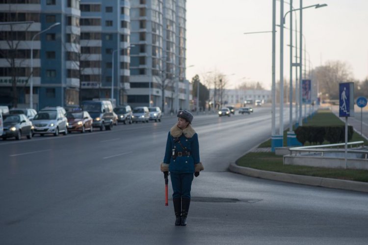Симпатичные девушки на дорогах Северной Кореи Симпатичные девушки на дорогах Северной Кореи