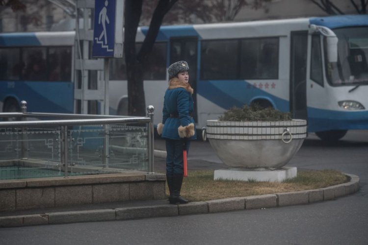 Симпатичные девушки на дорогах Северной Кореи Симпатичные девушки на дорогах Северной Кореи
