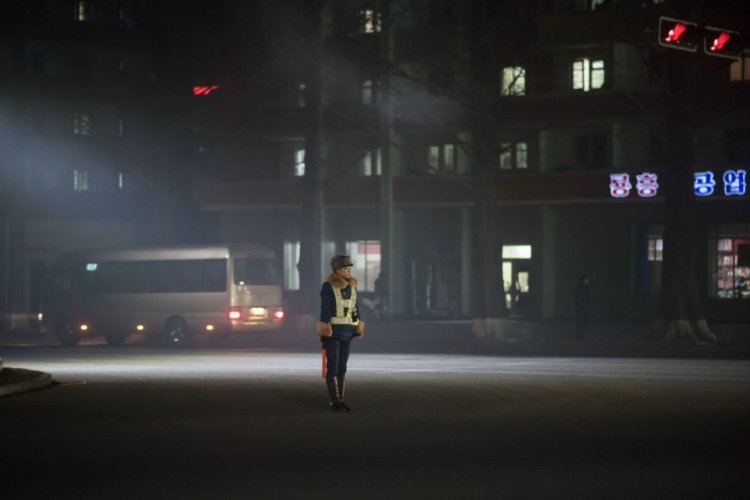 Симпатичные девушки на дорогах Северной Кореи Симпатичные девушки на дорогах Северной Кореи