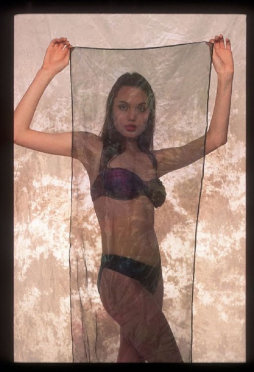 Откровенная фотосессия 16-летней Анджелины Джоли взорвала Сеть! (фото) Откровенная фотосессия 16-летней Анджелины Джоли взорвала Сеть! (фото)