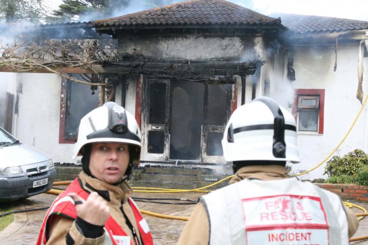 Пожилая пара показала внукам, как выглядит елка с настоящими свечами Пожилая пара показала внукам, как выглядит елка с настоящими свечами