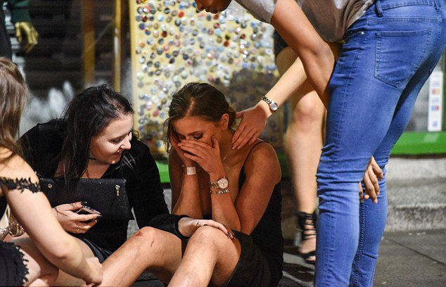 Пьяные англичане на новогодних улицах Пьяные англичане на новогодних улицах