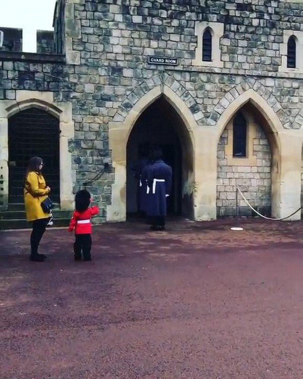 Трогательное видео мальчика с гвардейцем Трогательное видео мальчика с гвардейцем