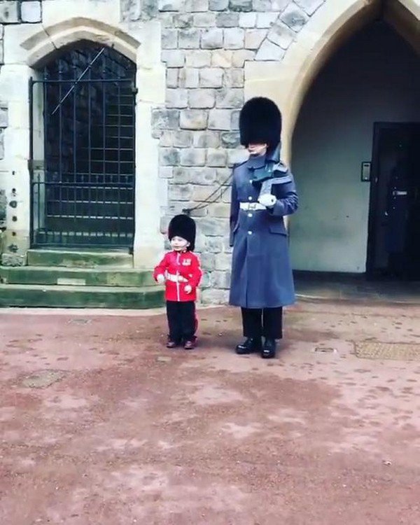 Трогательное видео мальчика с гвардейцем Трогательное видео мальчика с гвардейцем