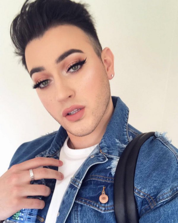 Впервые лицом косметического бренда Maybelline New York стал мужчина Впервые лицом косметического бренда Maybelline New York стал мужчина