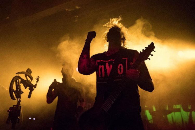 Крупнейший в истории Лос-Анджелеса сатанинской храм «black mass» Крупнейший в истории Лос-Анджелеса сатанинской храм «black mass»
