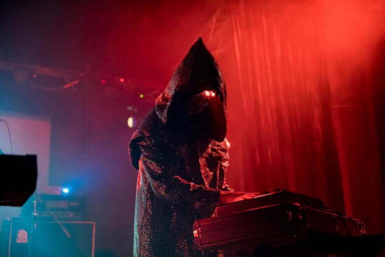Крупнейший в истории Лос-Анджелеса сатанинской храм «black mass» Крупнейший в истории Лос-Анджелеса сатанинской храм «black mass»