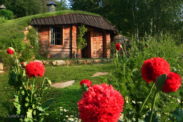 Симпатичный домик в саду Симпатичный домик в саду