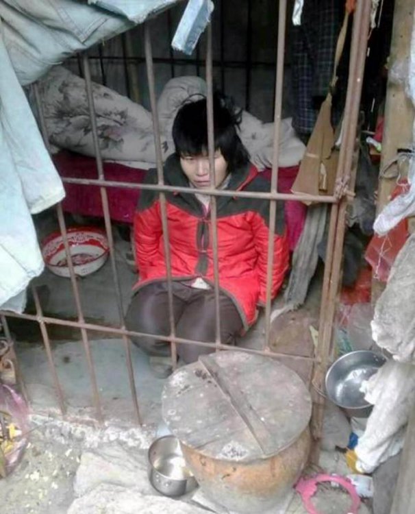 Женщина провела более 10 лет в клетке в китайском лесу Женщина провела более 10 лет в клетке в китайском лесу