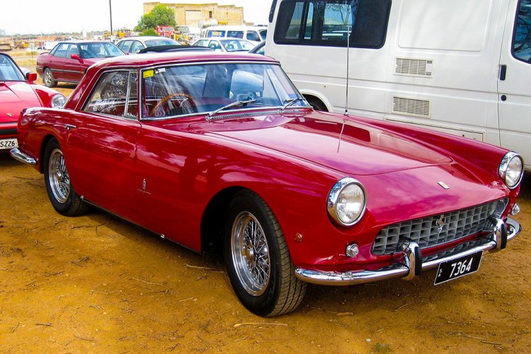 Американец 30 лет хранил редкую Ferrari в однокомнатной квартире Американец 30 лет хранил редкую Ferrari в однокомнатной квартире