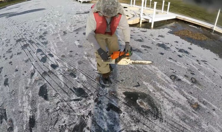 Щука вмерзла в лед с окунем во рту Щука вмерзла в лед с окунем во рту