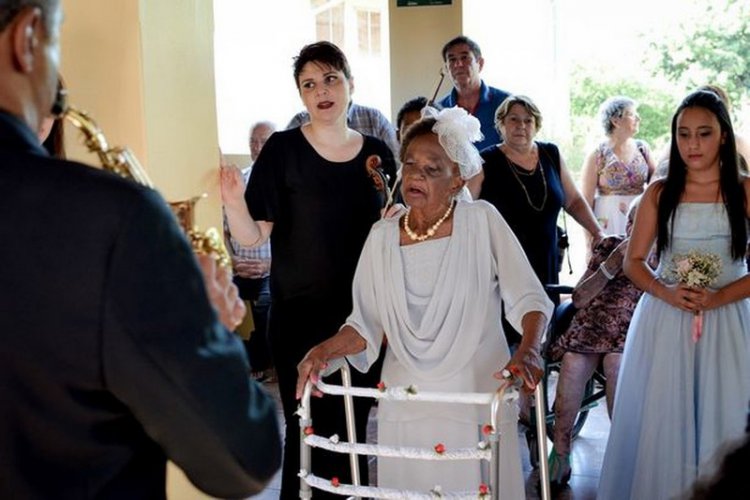 106-летняя бразильянка вышла замуж за 66-летнего избранника 106-летняя бразильянка вышла замуж за 66-летнего избранника