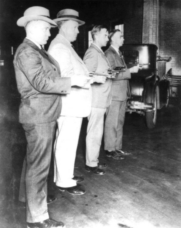 Черно-белые фотографии жестокого мира гангстеров Америки 1930-х годов Черно-белые фотографии жестокого мира гангстеров Америки 1930-х годов