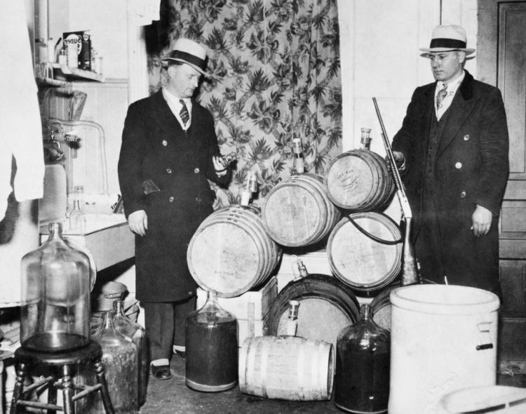 Черно-белые фотографии жестокого мира гангстеров Америки 1930-х годов Черно-белые фотографии жестокого мира гангстеров Америки 1930-х годов