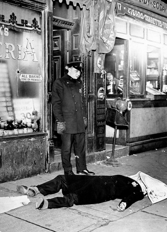 Черно-белые фотографии жестокого мира гангстеров Америки 1930-х годов Черно-белые фотографии жестокого мира гангстеров Америки 1930-х годов