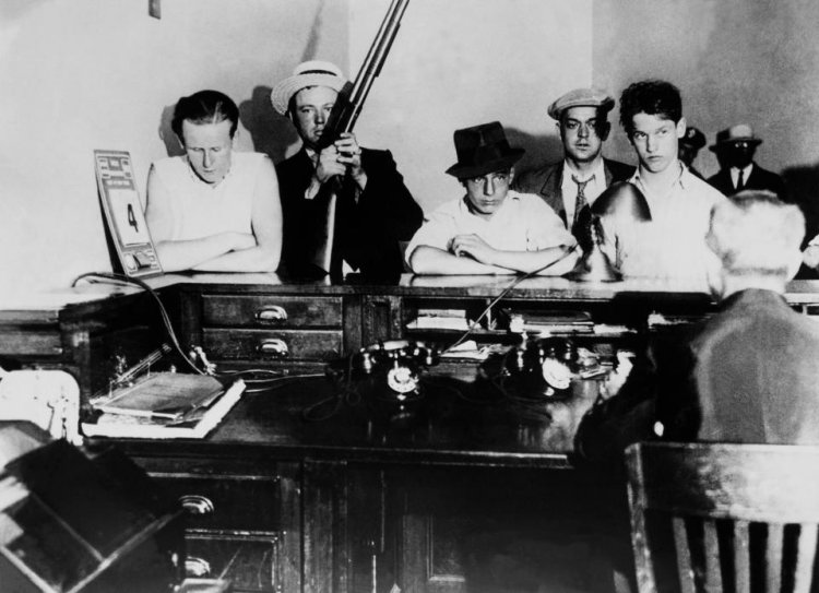 Черно-белые фотографии жестокого мира гангстеров Америки 1930-х годов Черно-белые фотографии жестокого мира гангстеров Америки 1930-х годов