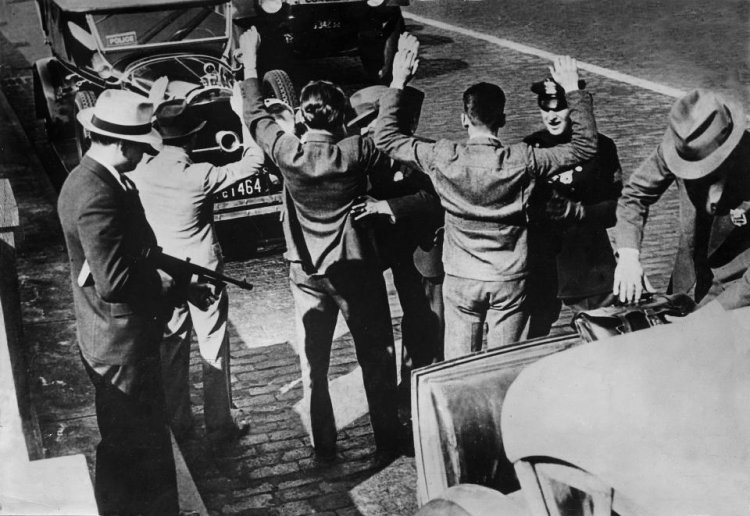 Черно-белые фотографии жестокого мира гангстеров Америки 1930-х годов Черно-белые фотографии жестокого мира гангстеров Америки 1930-х годов