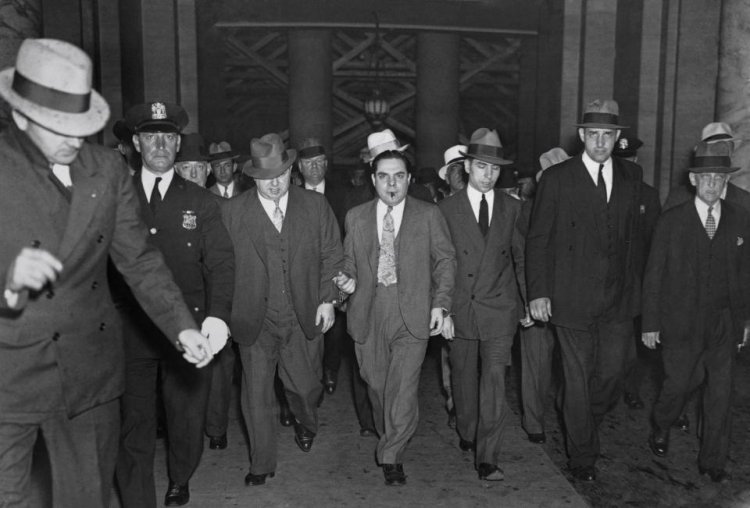 Черно-белые фотографии жестокого мира гангстеров Америки 1930-х годов Черно-белые фотографии жестокого мира гангстеров Америки 1930-х годов