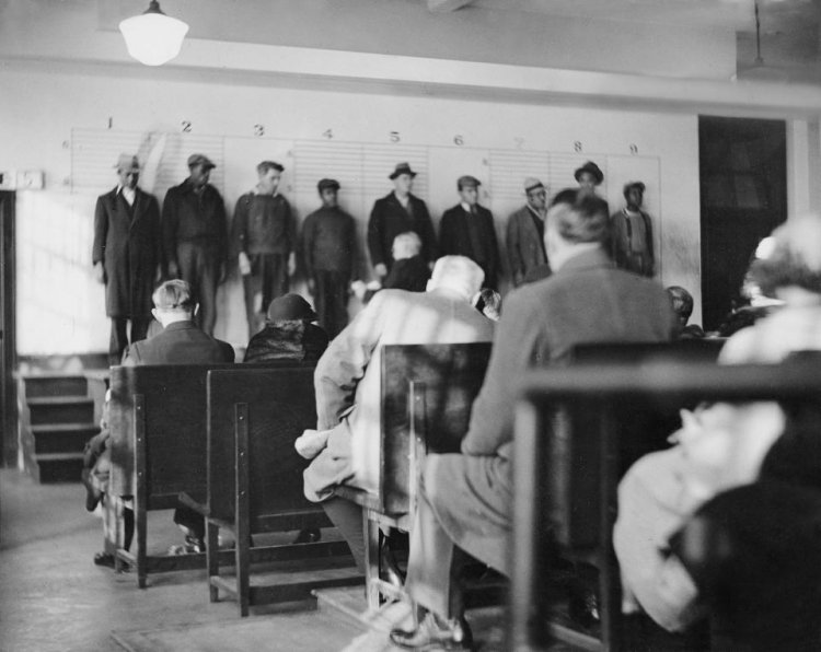 Черно-белые фотографии жестокого мира гангстеров Америки 1930-х годов Черно-белые фотографии жестокого мира гангстеров Америки 1930-х годов