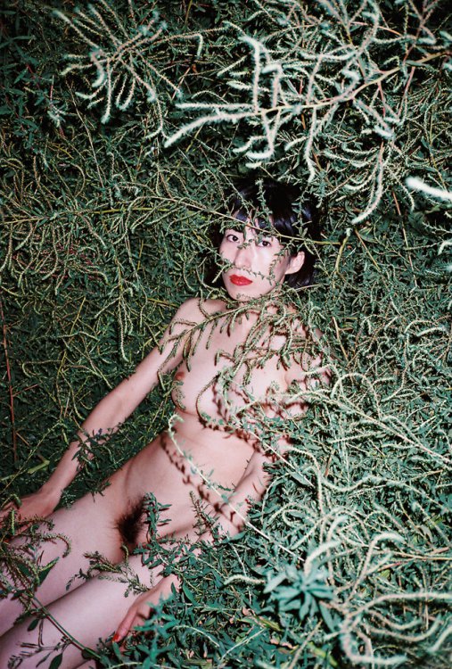 Провокационные снимки Ren Hang Провокационные снимки Ren Hang