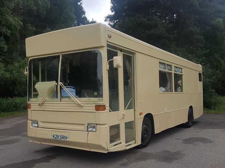 Пара купила старый автобус за ?1200 и превратила в уютный дом на колесах Пара купила старый автобус за ?1200 и превратила в уютный дом на колесах