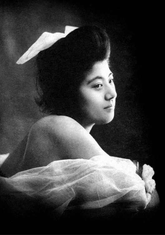 Студийные портреты молодых гейш 1900-х годов Студийные портреты молодых гейш 1900-х годов