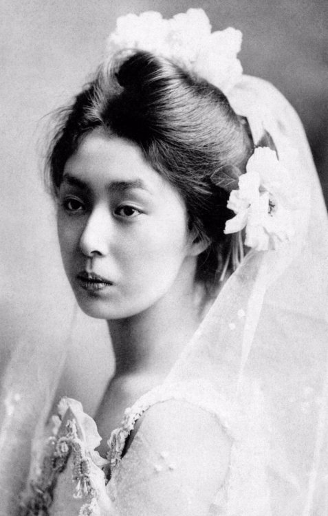 Студийные портреты молодых гейш 1900-х годов Студийные портреты молодых гейш 1900-х годов