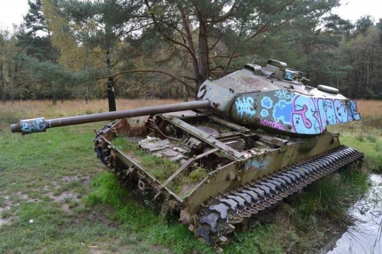 Заброшенные танки в немецких зарослях Заброшенные танки в немецких зарослях