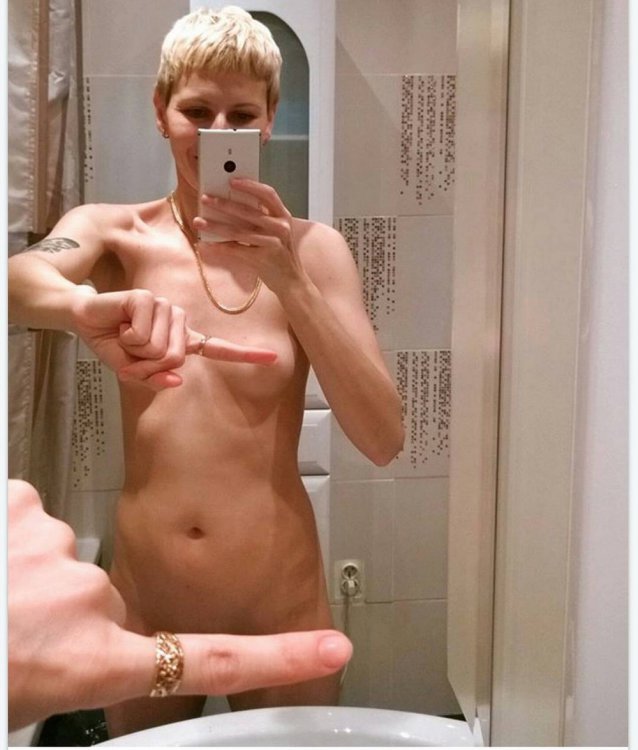Новый модный тренд: #OneFingerSelfieChallenge Новый модный тренд: #OneFingerSelfieChallenge