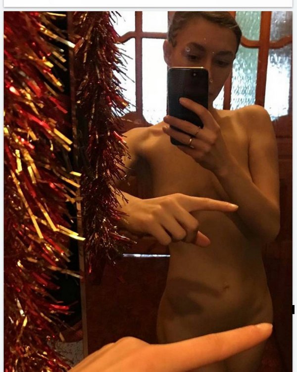 Новый модный тренд: #OneFingerSelfieChallenge Новый модный тренд: #OneFingerSelfieChallenge