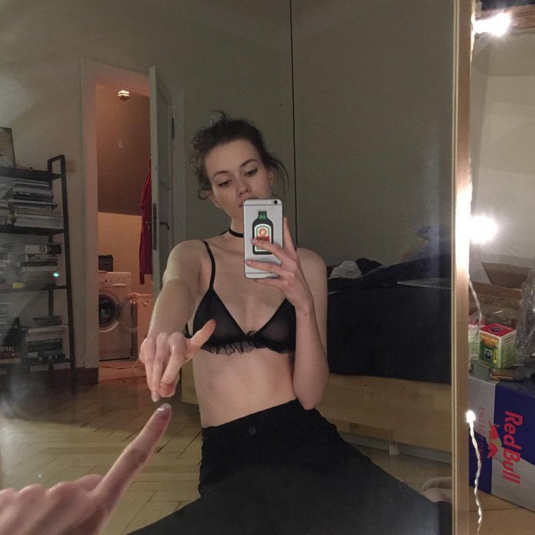Новый модный тренд: #OneFingerSelfieChallenge Новый модный тренд: #OneFingerSelfieChallenge