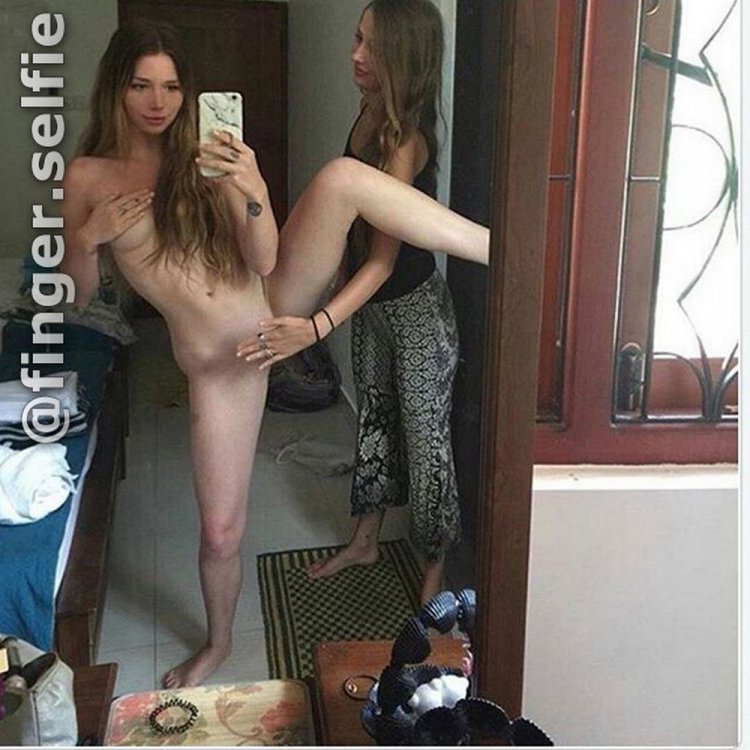 Новый модный тренд: #OneFingerSelfieChallenge Новый модный тренд: #OneFingerSelfieChallenge