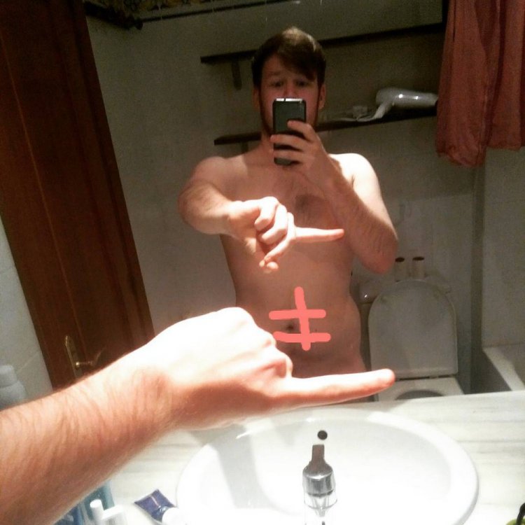 Новый модный тренд: #OneFingerSelfieChallenge Новый модный тренд: #OneFingerSelfieChallenge