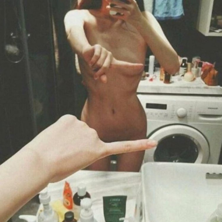 Новый модный тренд: #OneFingerSelfieChallenge Новый модный тренд: #OneFingerSelfieChallenge