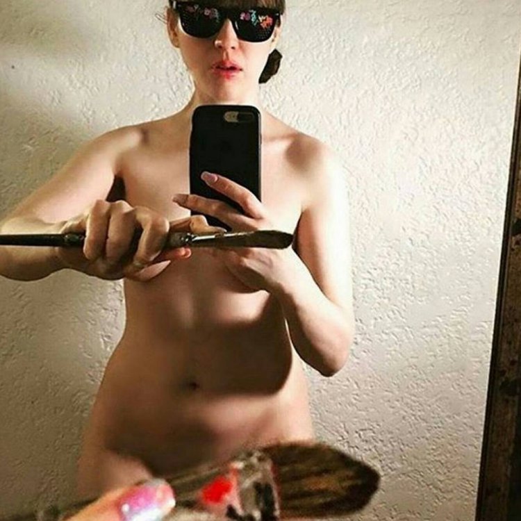 Новый модный тренд: #OneFingerSelfieChallenge Новый модный тренд: #OneFingerSelfieChallenge