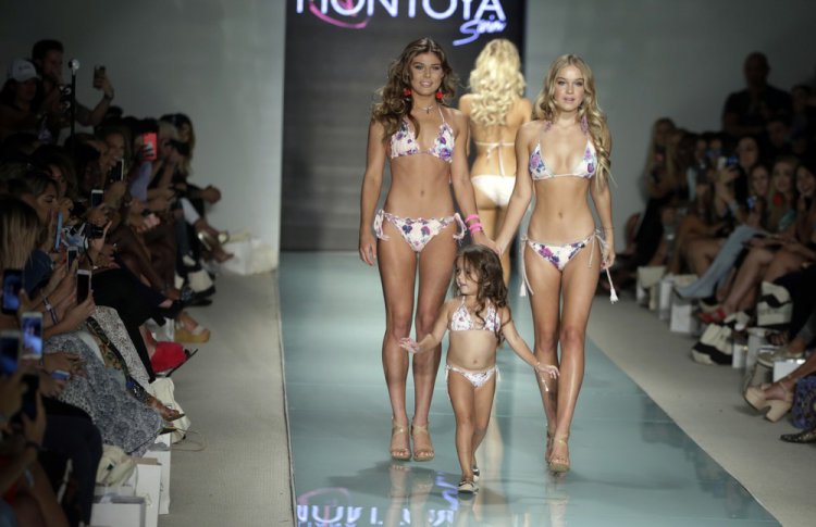 Показ купальников на Funkshion Fashion Week Miami Beach Показ купальников на Funkshion Fashion Week Miami Beach