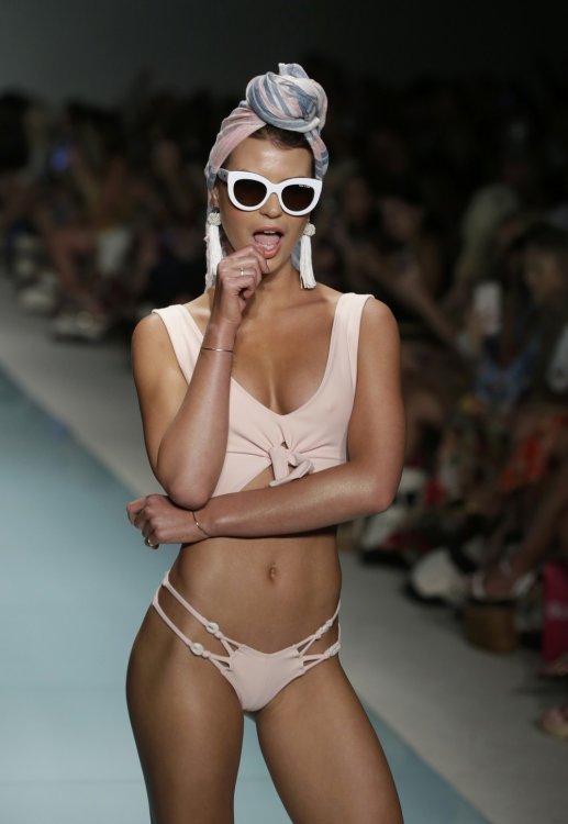 Показ купальников на Funkshion Fashion Week Miami Beach Показ купальников на Funkshion Fashion Week Miami Beach