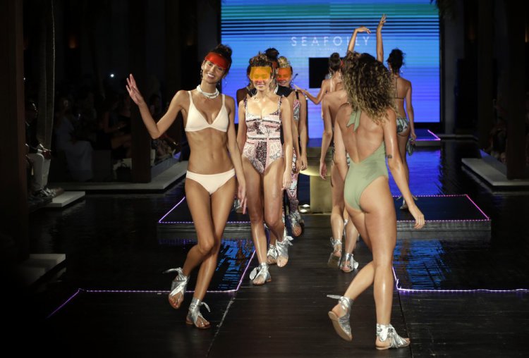 Показ купальников на Funkshion Fashion Week Miami Beach Показ купальников на Funkshion Fashion Week Miami Beach