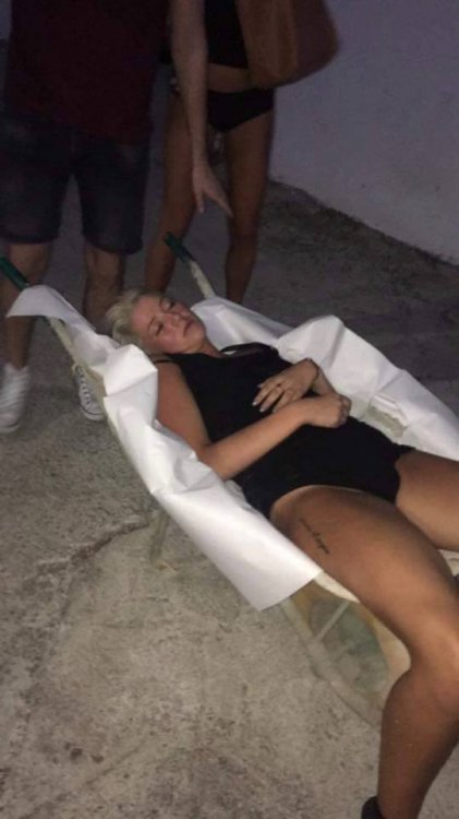 В Facebook глумятся над поведением англичан на курортах В Facebook глумятся над поведением англичан на курортах
