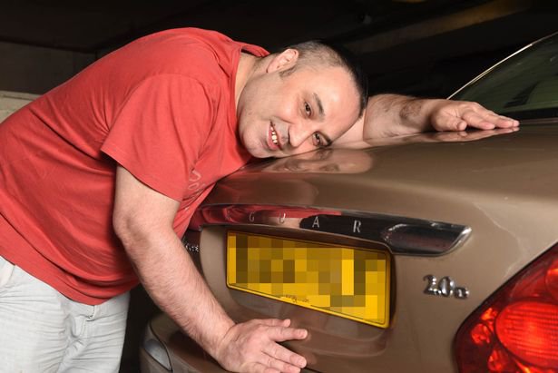 Британец искренне любит свой автомобиль Британец искренне любит свой автомобиль