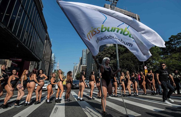 Участницы конкурса «Miss Bum Bum 2017» вышли на улицы Сан-Паулу Участницы конкурса «Miss Bum Bum 2017» вышли на улицы Сан-Паулу